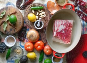 une table garnie de nombreux types d'aliments différents