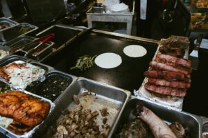 viande grillée sur plateau noir